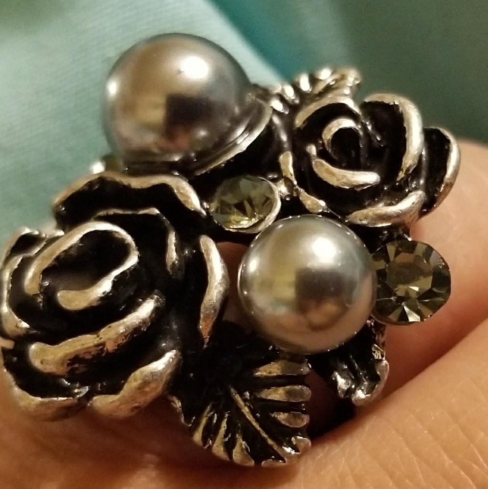 Rose, Pearls and Rhinestones Ring - Picture 3 of 5